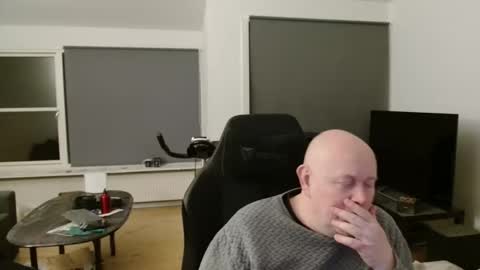 thomash32 online show from November 18, 2025, 9:30 pm