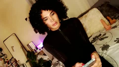 Snapshot of tiara_perezx chatting on February 5, 2025, 9:46 am Sam online show from February 5, 2025, 9:46 am