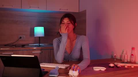 Snapshot of tiffantasy chatting on September 28, 2025, 5:40 pm Im here on Fridays Saturdays Sundays  online show from September 28, 2025, 5:40 pm