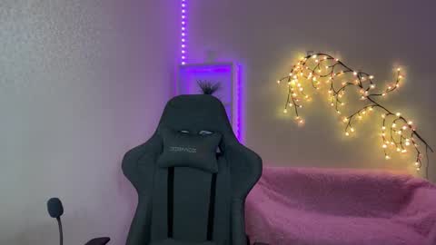 Amira online show from December 1, 2025, 11:37 am