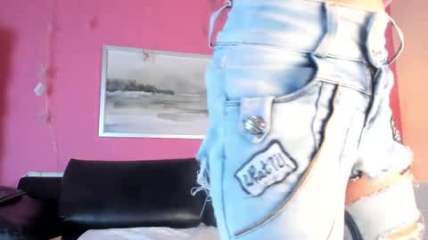 Snapshot of tiffanysuarez_ chatting on February 24, 2025, 1:10 pm Stefany Suarez online show from February 24, 2025, 1:10 pm