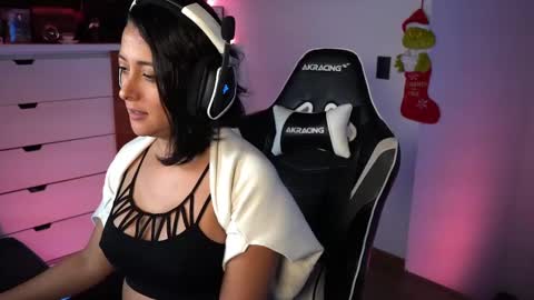 Snapshot of tiny_panther chatting on December 6, 2024, 1:51 am Ana Molly online show from December 6, 2024, 1:51 am