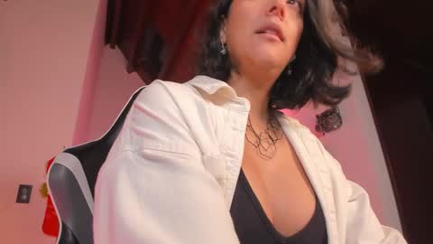 Snapshot of tiny_panther chatting on December 22, 2024, 2:17 am Ana Molly online show from December 22, 2024, 2:17 am