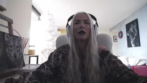 stage Kylie Sinner  brand CLITBAIT online show from November 28, 2025, 2:53 pm