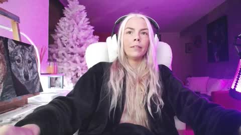 stage Kylie Sinner  brand CLITBAIT online show from November 29, 2025, 10:57 pm