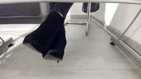 Snapshot of tired33 chatting on October 5, 2025, 5:22 pm Anna online show from October 5, 2025, 5:22 pm