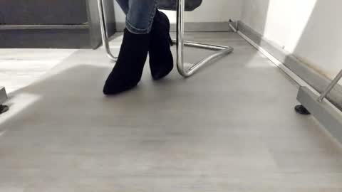 Snapshot of tired33 chatting on October 12, 2025, 2:43 am Anna online show from October 12, 2025, 2:43 am