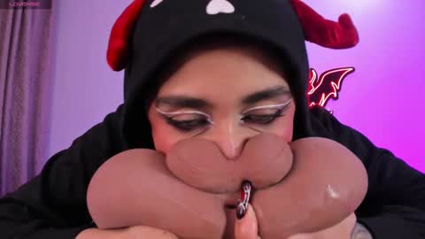   Independent model online show from September 25, 2025, 11:52 pm