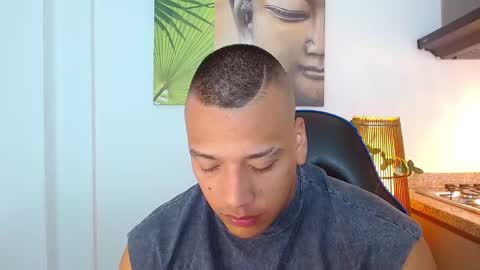 Snapshot of tom_muscle1 chatting on March 4, 2025, 12:01 pm Tom muscle1 online show from March 4, 2025, 12:01 pm