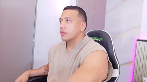 Snapshot of tom_muscle1 chatting on October 25, 2025, 8:03 pm Tom muscle1 online show from October 25, 2025, 8:03 pm