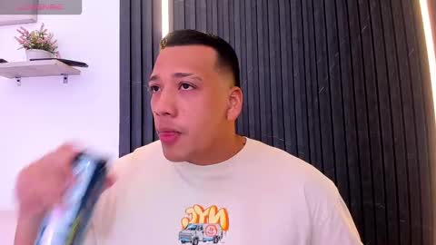 Snapshot of tom_muscle1 chatting on November 11, 2025, 12:05 pm Tom muscle1 online show from November 11, 2025, 12:05 pm