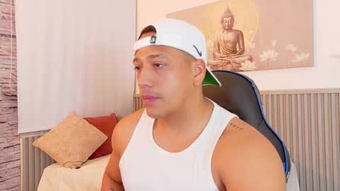 Snapshot of tom_muscle1 chatting on November 19, 2025, 12:05 pm Tom muscle1 online show from November 19, 2025, 12:05 pm