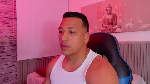 Snapshot of tom_muscle1 chatting on November 25, 2025, 12:05 pm Tom muscle1 online show from November 25, 2025, 12:05 pm