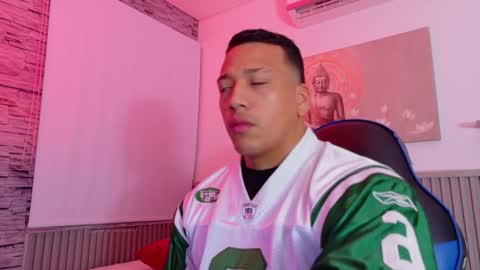 Snapshot of tom_muscle1 chatting on December 2, 2025, 11:48 am Tom muscle1 online show from December 2, 2025, 11:48 am