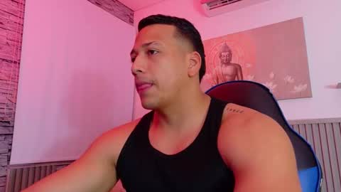 Snapshot of tom_muscle1 chatting on December 4, 2025, 11:52 am Tom muscle1 online show from December 4, 2025, 11:52 am