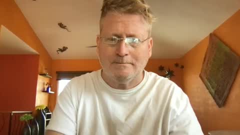 Hola online show from March 5, 2025, 9:04 pm