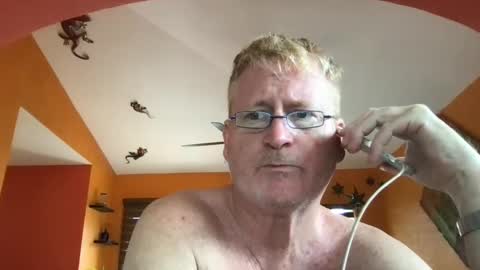 Hola online show from September 26, 2025, 6:45 pm