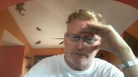 Hola online show from December 3, 2025, 7:12 pm