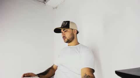 tommy_sccott online show from November 1, 2025, 10:34 pm