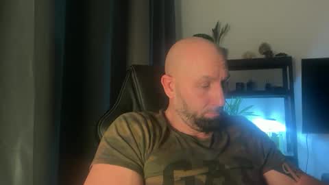 Snapshot of tommyx01 chatting on October 28, 2025, 8:22 pm Thomas Fit online show from October 28, 2025, 8:22 pm