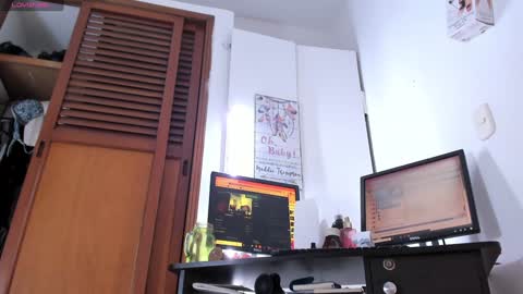 Snapshot of ton_amourrx chatting on January 16, 2025, 1:16 am lady blue online show from January 16, 2025, 1:16 am