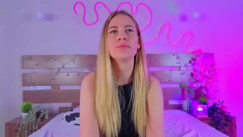 Snapshot of tonyareid chatting on December 18, 2025, 6:03 pm Tonya online show from December 18, 2025, 6:03 pm