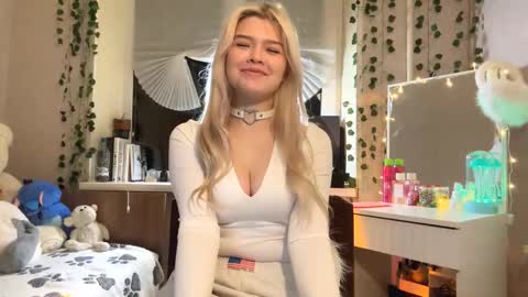 Snapshot of torriperno chatting on November 26, 2025, 4:30 pm Lina online show from November 26, 2025, 4:30 pm