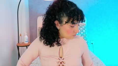 tracielowe_w online show from October 12, 2025, 3:38 am