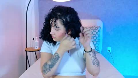 tracielowe_w online show from November 2, 2025, 3:20 am