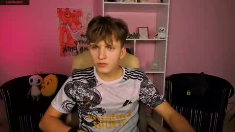 Snapshot of travis_wolf_ chatting on September 8, 2025, 7:13 pm Travis online show from September 8, 2025, 7:13 pm