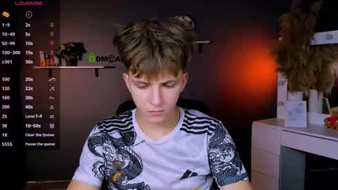 Snapshot of travis_wolf_ chatting on October 8, 2025, 7:11 pm Travis online show from October 8, 2025, 7:11 pm