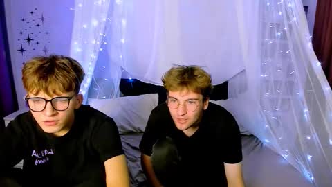 Snapshot of travis_wolf_ chatting on October 19, 2025, 7:14 pm Travis online show from October 19, 2025, 7:14 pm