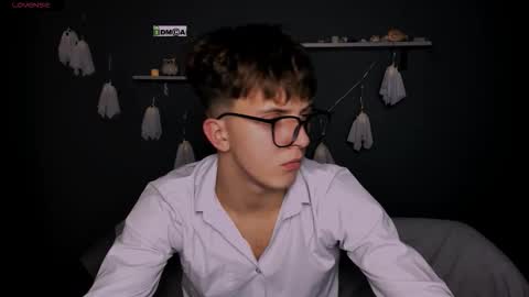 Snapshot of travis_wolf_ chatting on October 29, 2025, 8:32 pm Travis online show from October 29, 2025, 8:32 pm