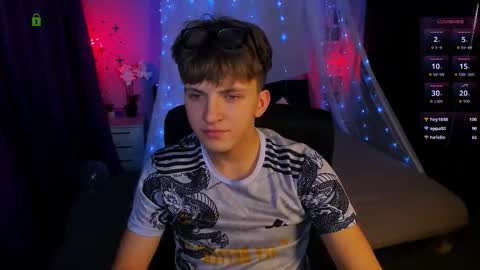 Snapshot of travis_wolf_ chatting on November 6, 2025, 8:10 pm Travis online show from November 6, 2025, 8:10 pm