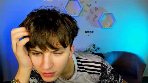 Snapshot of travis_wolf_ chatting on December 3, 2025, 8:07 pm Travis online show from December 3, 2025, 8:07 pm