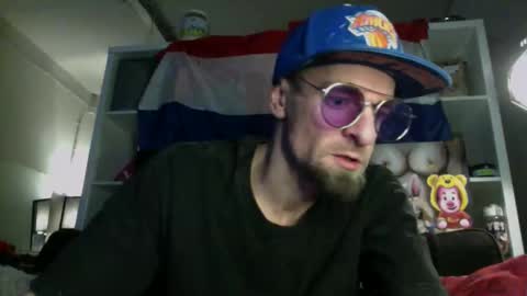 Snapshot of trevorreinson chatting on November 18, 2025, 1:33 am Trevor Reinson online show from November 18, 2025, 1:33 am