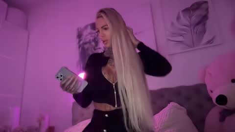 Snapshot of tsmiadeluxxe chatting on December 16, 2025, 5:23 am tsmiadeluxxe online show from December 16, 2025, 5:23 am