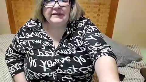 Snapshot of tviks chatting on February 8, 2025, 12:49 am Lana online show from February 8, 2025, 12:49 am