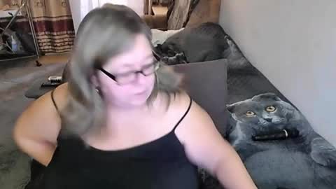 Snapshot of tviks chatting on November 2, 2025, 12:35 am Lana online show from November 2, 2025, 12:35 am