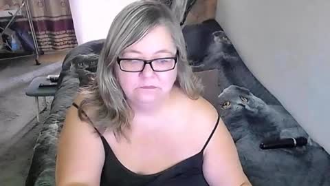 Snapshot of tviks chatting on November 4, 2025, 2:21 am Lana online show from November 4, 2025, 2:21 am