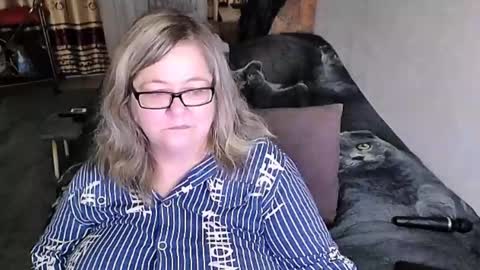 Snapshot of tviks chatting on November 6, 2025, 10:21 pm Lana online show from November 6, 2025, 10:21 pm