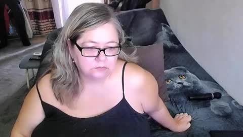 Snapshot of tviks chatting on November 12, 2025, 2:34 am Lana online show from November 12, 2025, 2:34 am