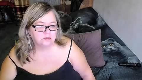 Snapshot of tviks chatting on November 13, 2025, 12:09 am Lana online show from November 13, 2025, 12:09 am