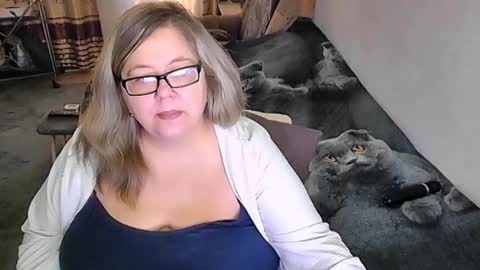 Snapshot of tviks chatting on November 16, 2025, 1:33 am Lana online show from November 16, 2025, 1:33 am