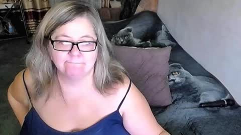 Snapshot of tviks chatting on November 16, 2025, 7:30 pm Lana online show from November 16, 2025, 7:30 pm