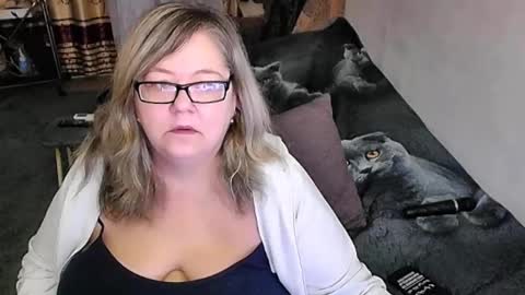 Snapshot of tviks chatting on November 18, 2025, 12:27 am Lana online show from November 18, 2025, 12:27 am