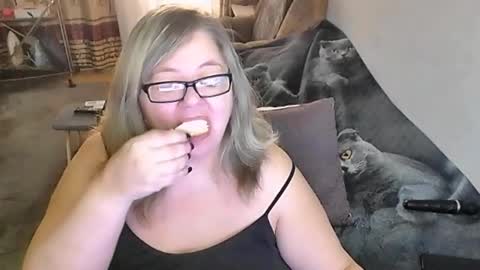 Snapshot of tviks chatting on December 4, 2025, 2:10 am Lana online show from December 4, 2025, 2:10 am