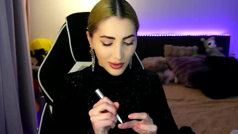 Snapshot of tweety_twist chatting on December 14, 2025, 9:08 pm MayCarrey online show from December 14, 2025, 9:08 pm