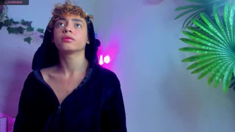 Snapshot of twinkk_guyy chatting on November 23, 2025, 2:11 am twinkk_guyy online show from November 23, 2025, 2:11 am