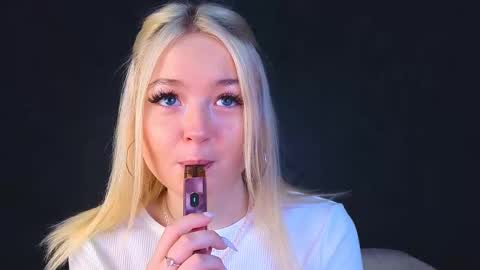 Snapshot of twinklefluff chatting on March 9, 2025, 6:17 am twinklefluff online show from March 9, 2025, 6:17 am